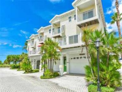 Stunning Town House Three Bedrooms Steps to the Beach